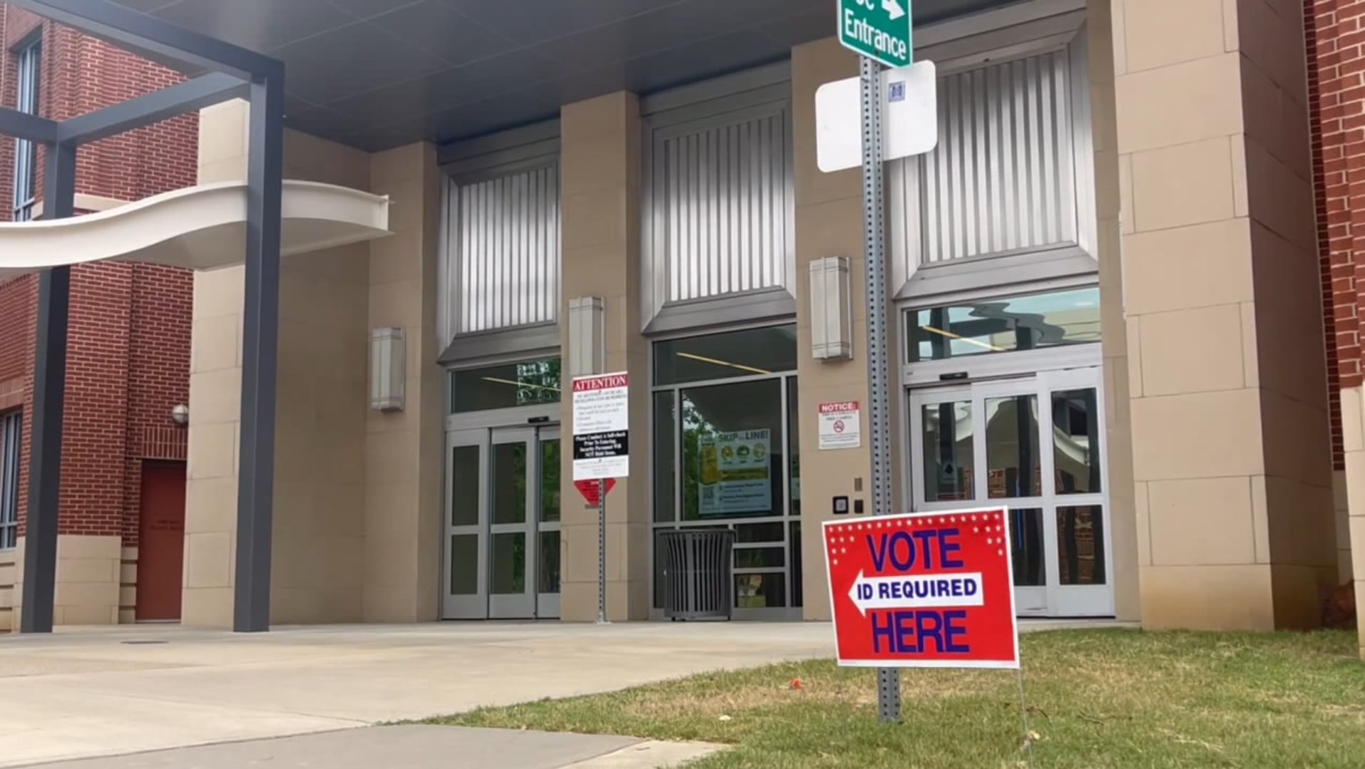 Georgia Begins Early Voting for Key Midterm Elections