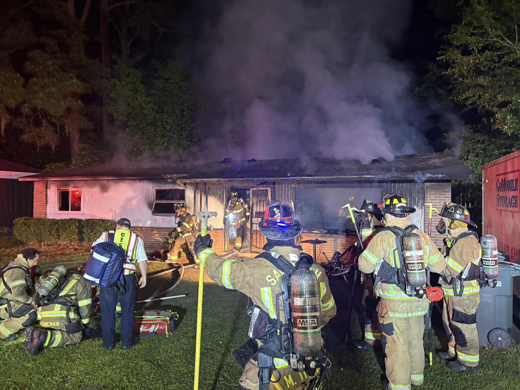 Early morning fire in Savannah displaces 10 people.